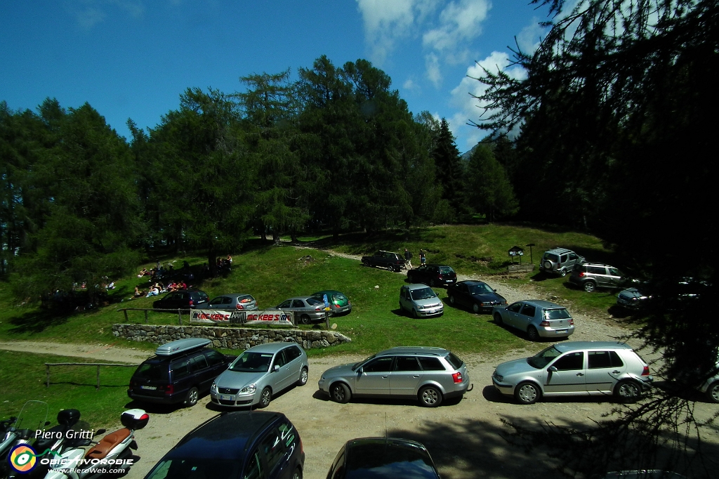 43 Ferragosto...grande affluenza di turisti-escursionisti ai parcheggio Roccoli Lorla.JPG